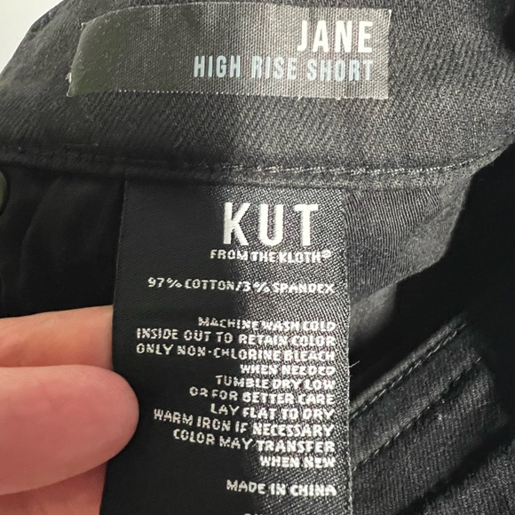 Kut from the Kloth Jane High Rise Short Black Distressed Denim Raw Hem Size 2 - Picture 7 of 8